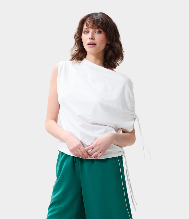 Catwalk Junkie Asymetric strap top off white – moderne dames top met asymmetrische bandjes en minimalistische aangesloten pasvorm