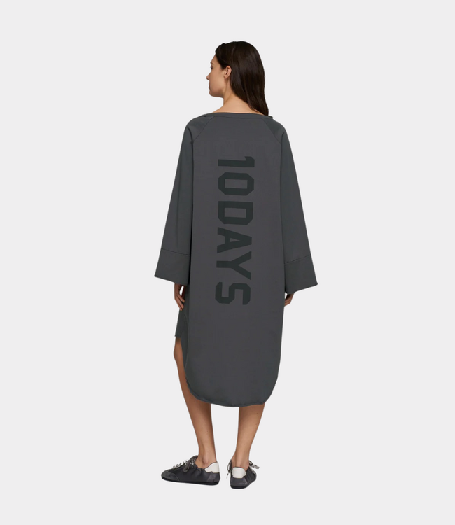 10Days Jersey logo dress steel blue – comfortabele dames jurk met sportieve logo details en moderne oversized pasvorm
