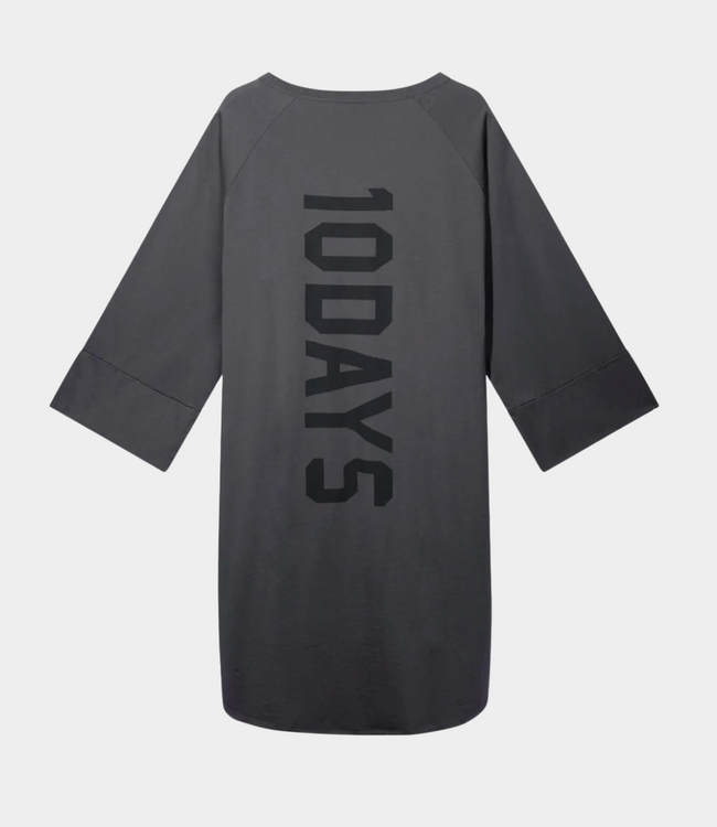10Days Jersey logo dress steel blue – comfortabele dames jurk met sportieve logo details en moderne oversized pasvorm