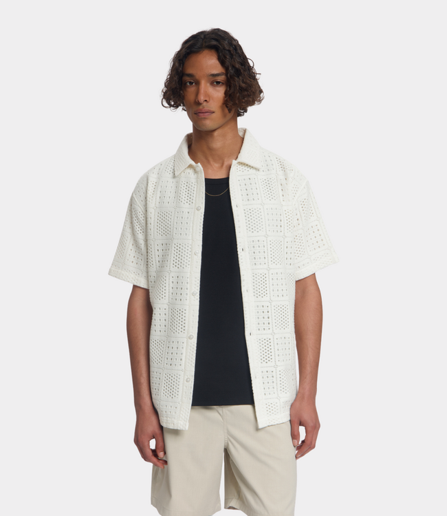 Law of the Sea Siren ajour knitted resort shirt off-white – luchtig heren overhemd met ajour knit structuur en moderne resort pasvorm