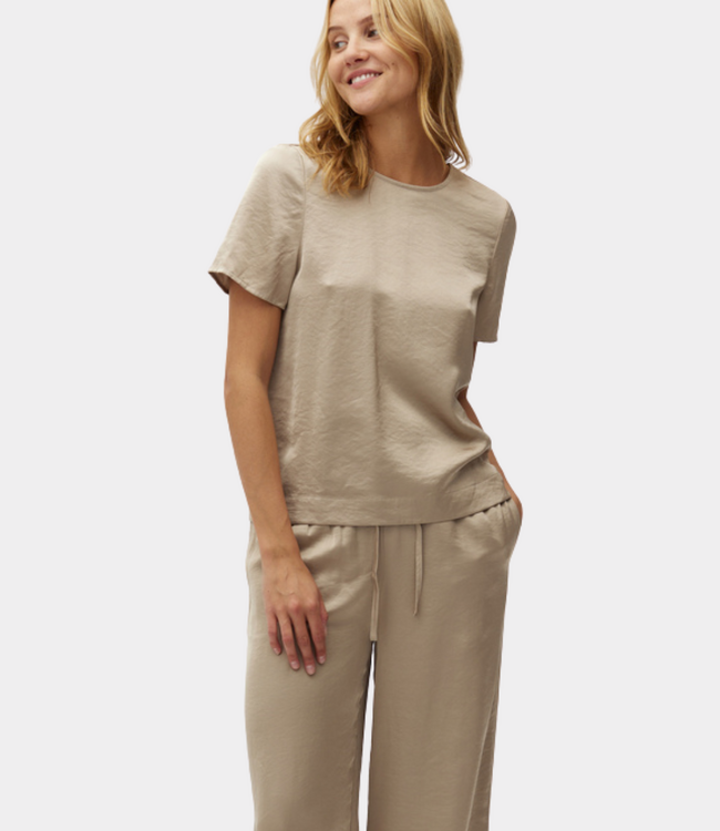 MbyM Quill Nivara top sand grey – stijlvolle dames top met aangesloten pasvorm en moderne minimalistische uitstraling