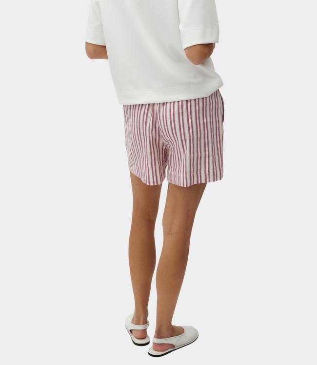 MbyM Meris-M Even stripe shorts thin red stripe – luchtige dames short met subtiel streepdessin en comfortabele zomerpasvorm