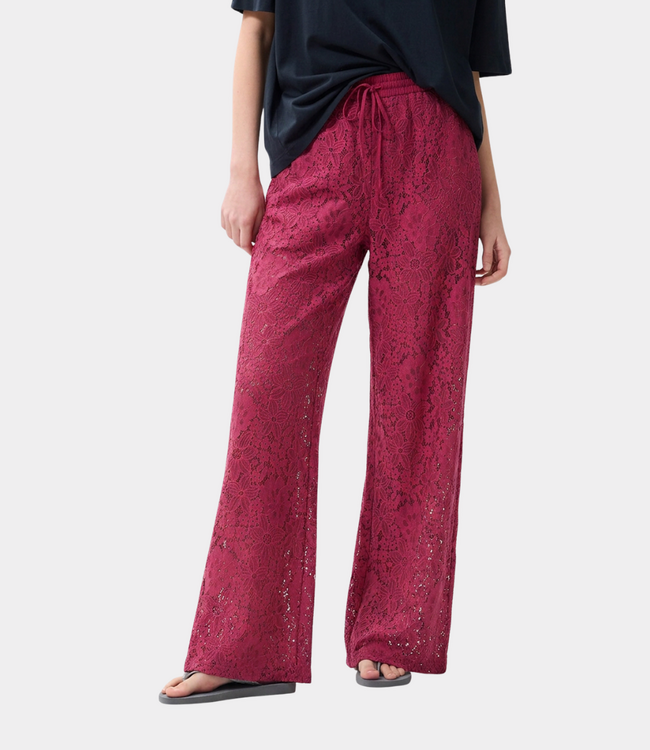 Catwalk Junkie Pull on lace trousers cranberry juice – elegante dames broek met verfijnde lace details en comfortabele relaxed fit