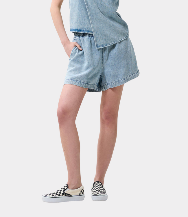 Catwalk Junkie Pull on denim shorts light blue – comfortabele dames denim short met moderne relaxed fit en casual zomeruitstraling