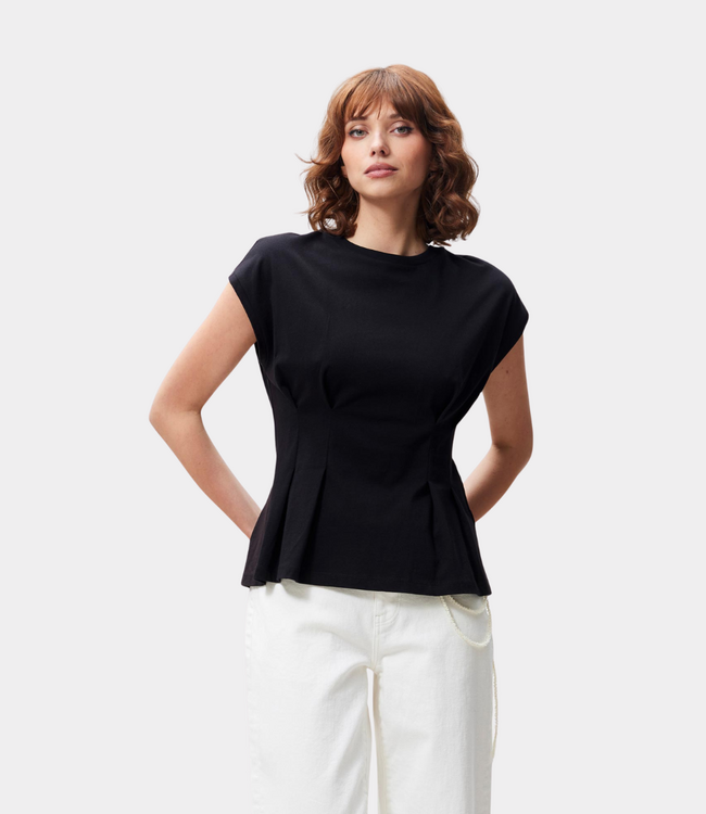 Catwalk Junkie Tee with waist pleats black – stijlvol dames T-shirt met tailleplooien en moderne vrouwelijke pasvorm