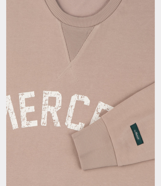 Mercer The Mercer logo sweat cognac – premium heren sweater met minimalistisch logo en comfortabele moderne pasvorm