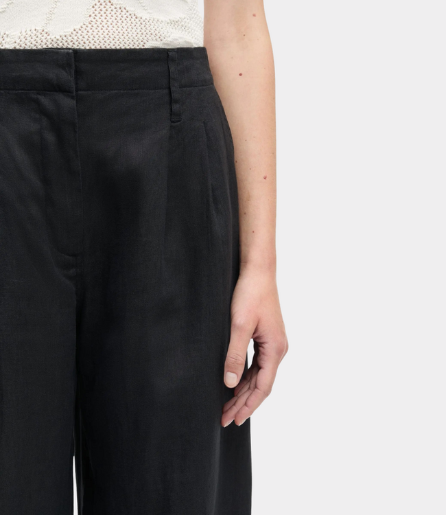 Samsoe Samsoe Saiben trousers black – elegante dames linnen broek met wide leg pasvorm en moderne minimalistische uitstraling
