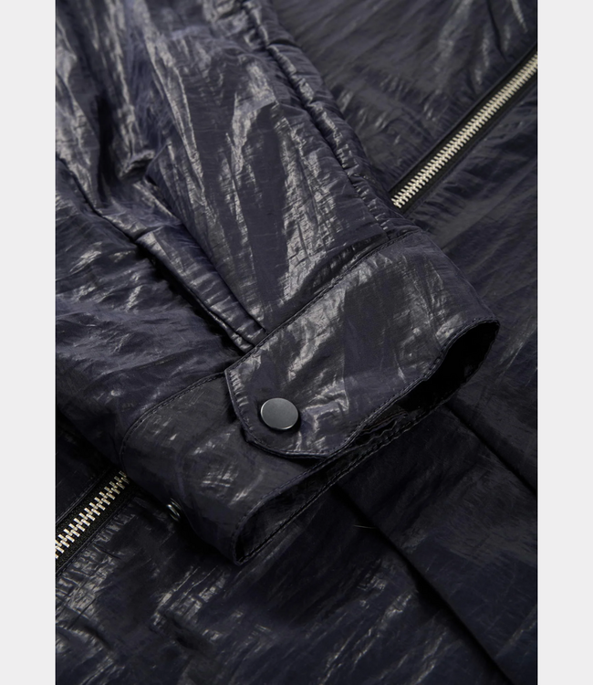 Krakatau QW570 jacket dark night – oversized dames field jacket met crinkle nylon, verborgen capuchon en moderne technical uitstraling
