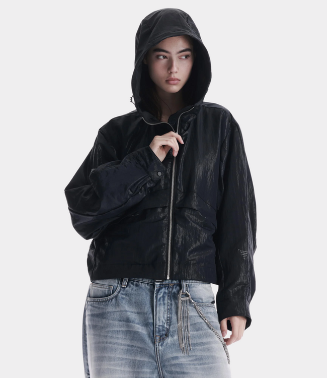Krakatau QW570 jacket dark night – oversized dames field jacket met crinkle nylon, verborgen capuchon en moderne technical uitstraling