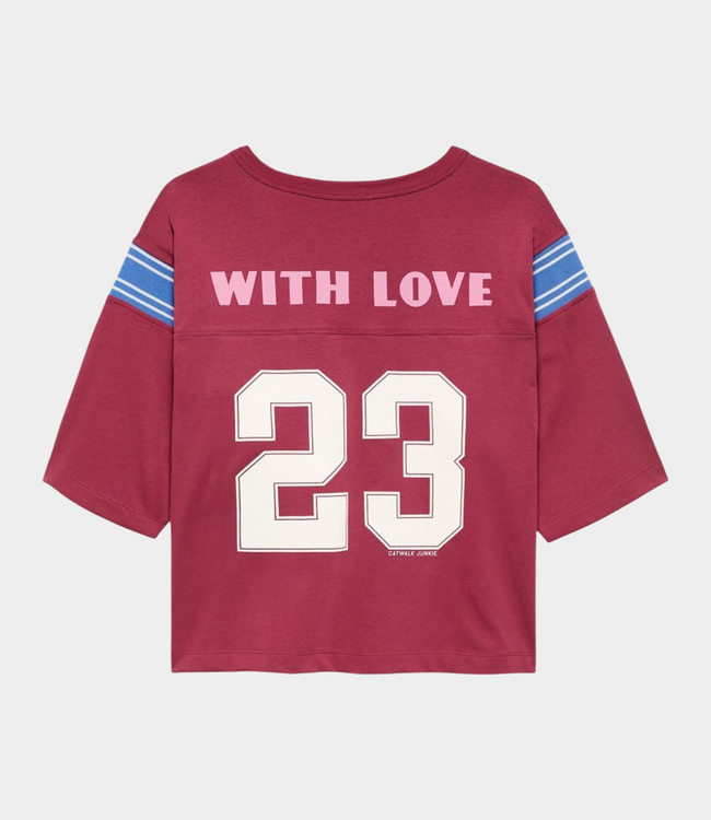 Catwalk Junkie Football graphic T-shirt cranberry juice – oversized dames T-shirt met vintage football artwork en moderne streetwear uitstraling