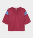Catwalk Junkie Football graphic T-shirt cranberry juice – oversized dames T-shirt met vintage football artwork en moderne streetwear uitstraling