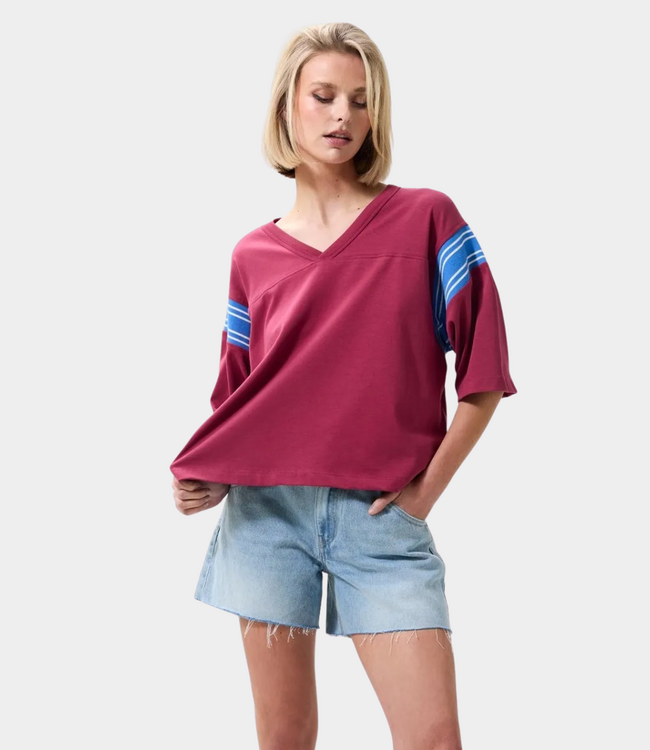 Catwalk Junkie Football graphic T-shirt cranberry juice – oversized dames T-shirt met vintage football artwork en moderne streetwear uitstraling