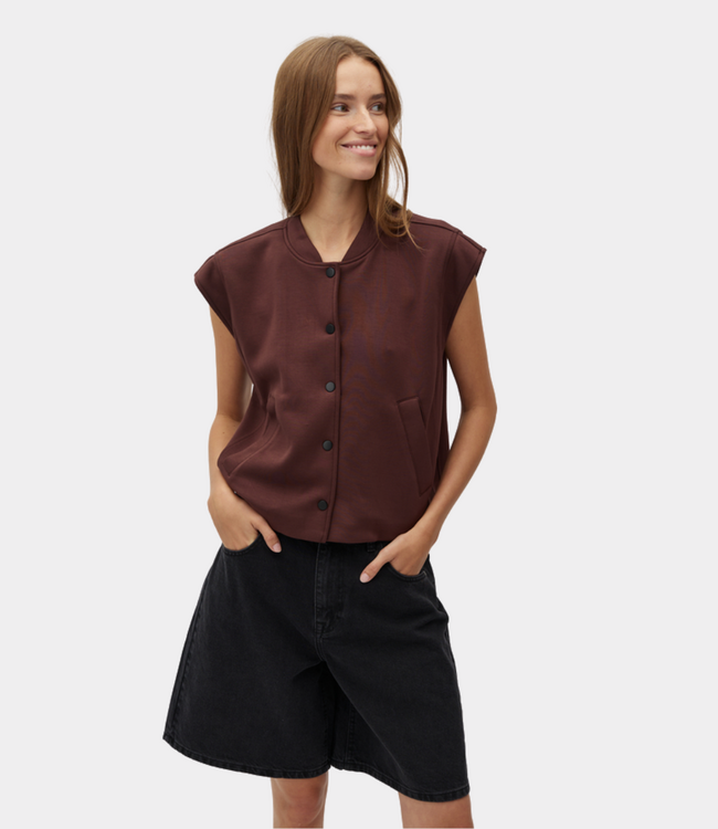 MbyM Marisel-m hope blazer warm brown – minimalistische dames blazer met mouwloos silhouet en moderne Scandinavische uitstraling