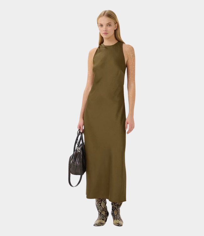 Gestuz GZcerina SL dress military olive – elegante maxi jurk met gedrapeerde halslijn, mouwloos design en moderne Scandinavische uitstraling