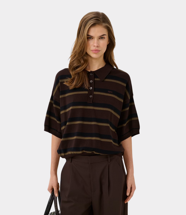 Gestuz GZtaia SS polo pullover molé/black/military olive – gestreepte dames polo knit met relaxed fit, korte mouwen en moderne Scandinavische uitstraling
