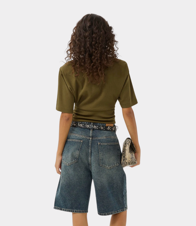 Gestuz GZbetty tee military olive – fitted women’s T-shirt with front knot detail, stretch cotton and Scandinavian style