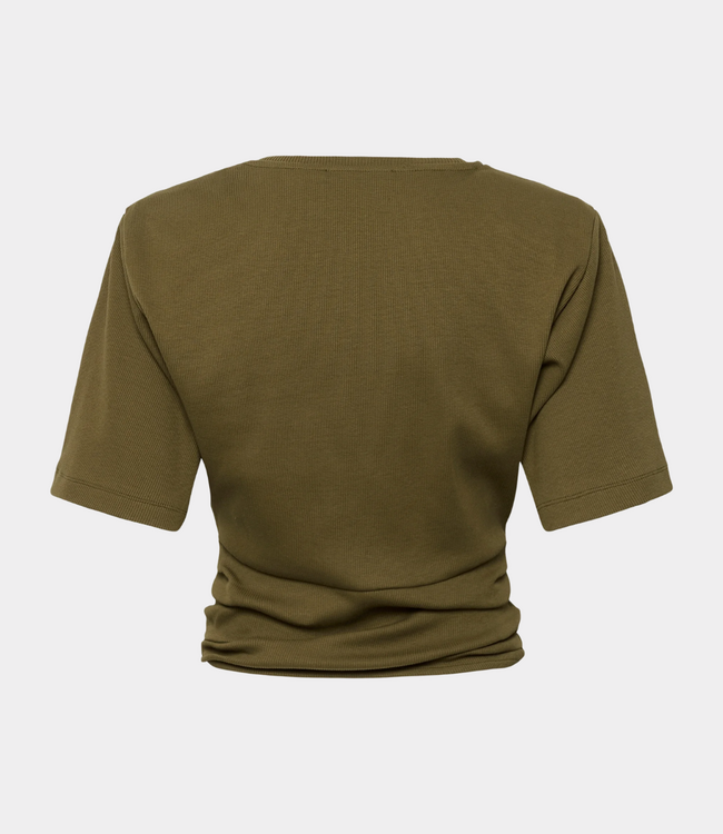 Gestuz GZbetty tee military olive – aangesloten dames T-shirt met knoopdetail, stretch katoen en moderne Scandinavische uitstraling