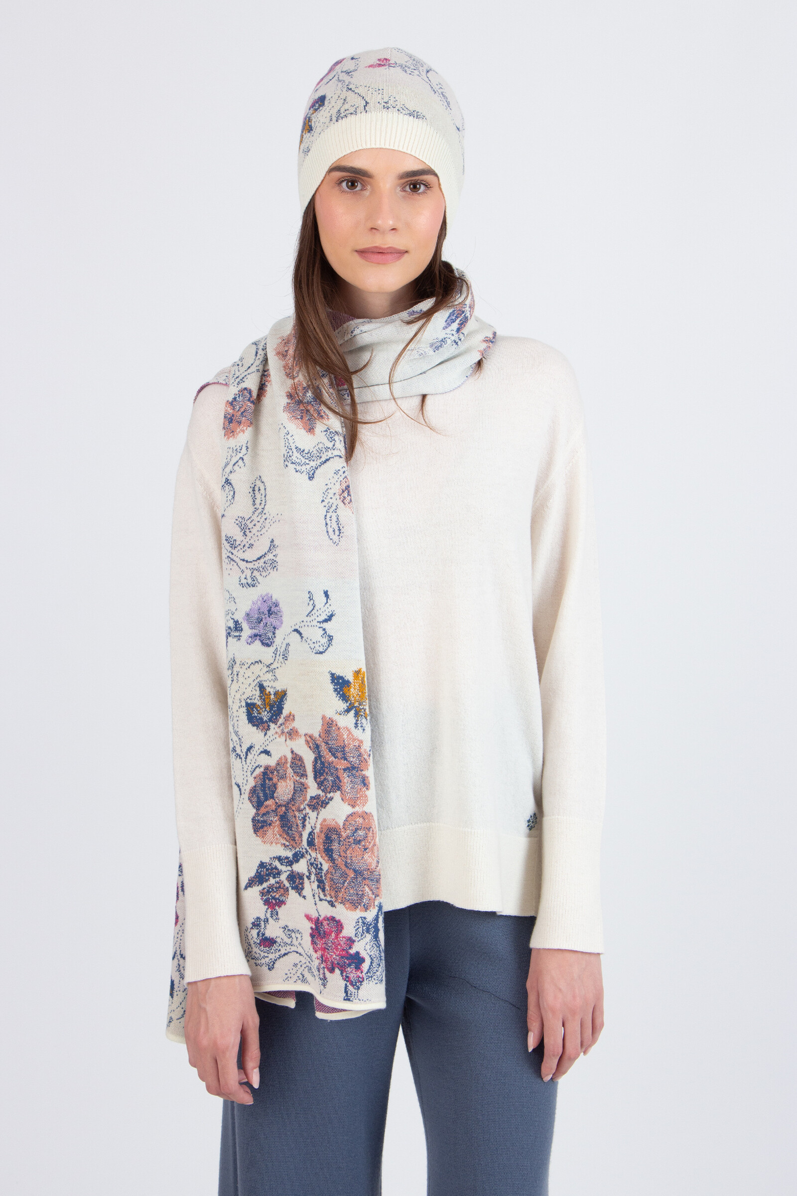 IVKO  Woman IVKO - Scarf Furnishing Florals Pattern Off- White | Elegante IVKO Sjaal met Bloemenpatroon