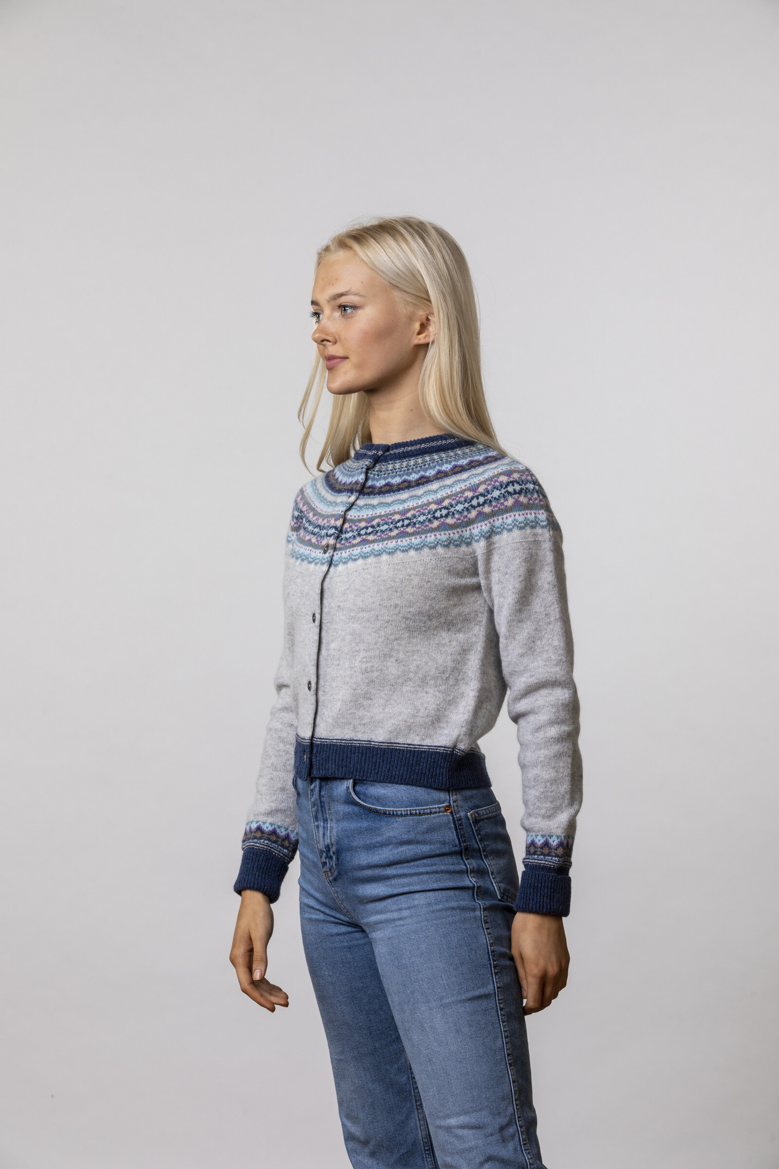 Eribé Eribé – Alpine Short Cardigan Arctic | Stijlvol Fair Isle Damesvest 100% Merinowol met Parelmoeren Knopen