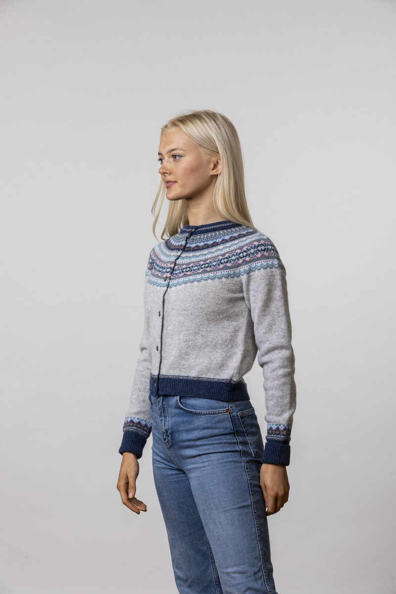 Eribé – Alpine Short Cardigan Arctic | Gilet Femme Raffiné Fair Isle en 100% Laine Mérinos avec Boutons en Nacre