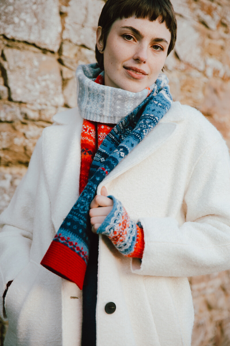 Eribé Alloa Fairisle Scarf Blue -Bella | Farbenfroher Schal aus 100% Merinowolle