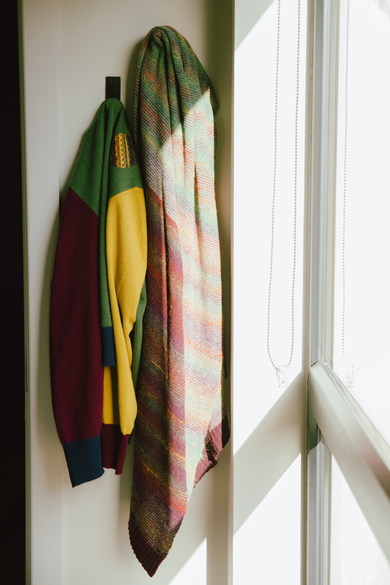 Eribé Treeline Wrap Lingonberry | Funkelnder Schal aus Merinowolle & Kid Mohair