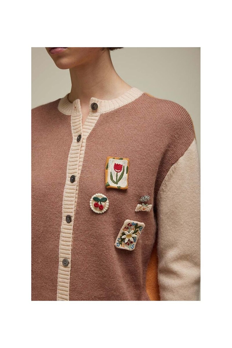 JEi'S Multicolor Cardigan with Applications Oat Ocher | Opvallend Vest met Afneembare Applicaties