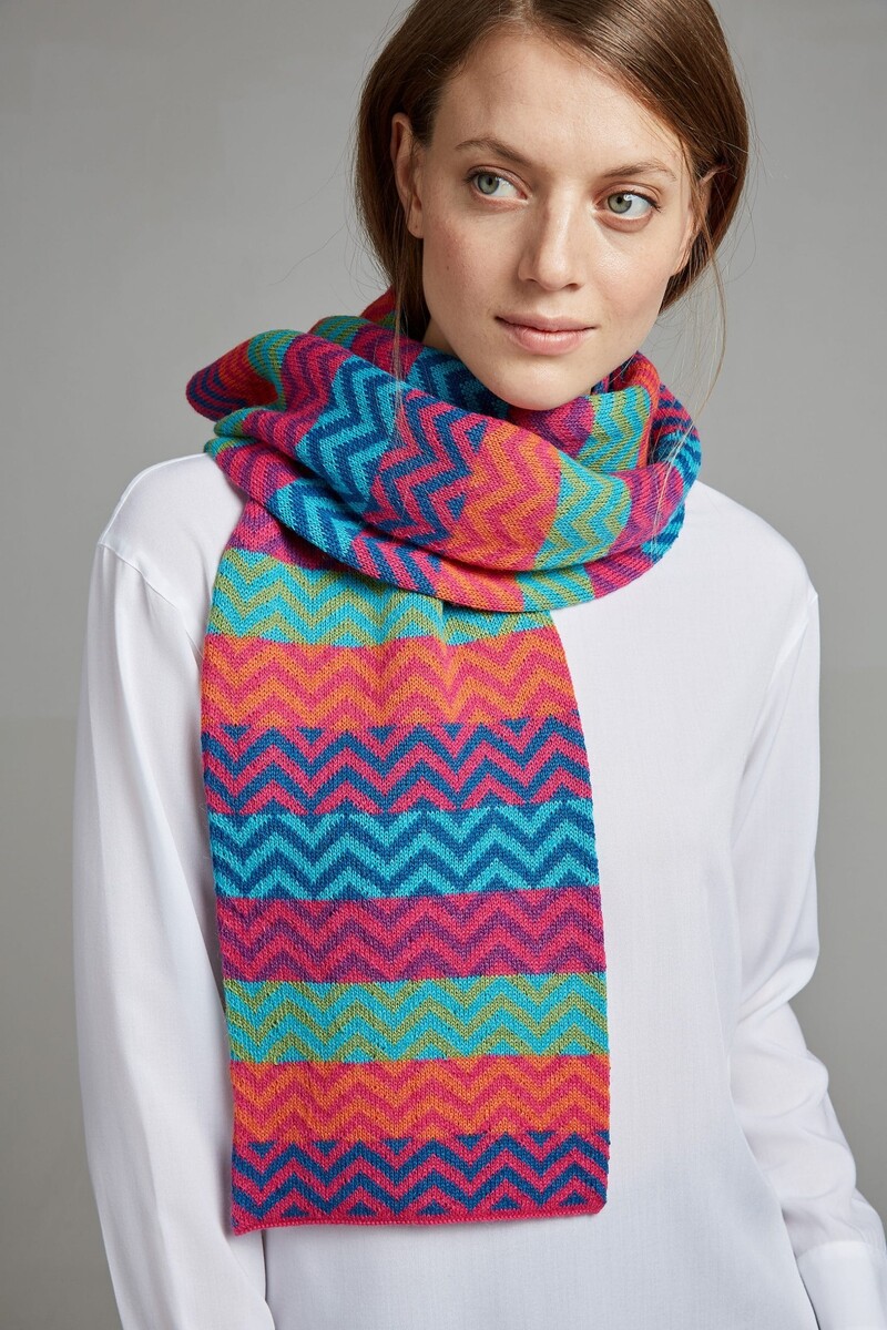 MANUELA BEDFORD Zigzag Scarf Pink | Vrolijke Sjaal van 100% Peruaanse Alpacawol