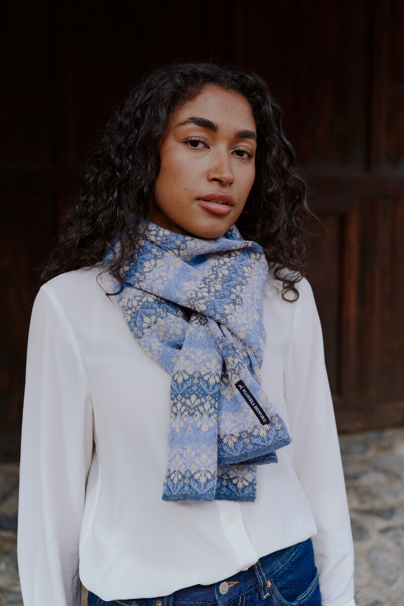 MANUELA BEDFORD Alma Scarf Light Blue | Gedistingeerde Sjaal van 100% Peruaanse Alpacawol