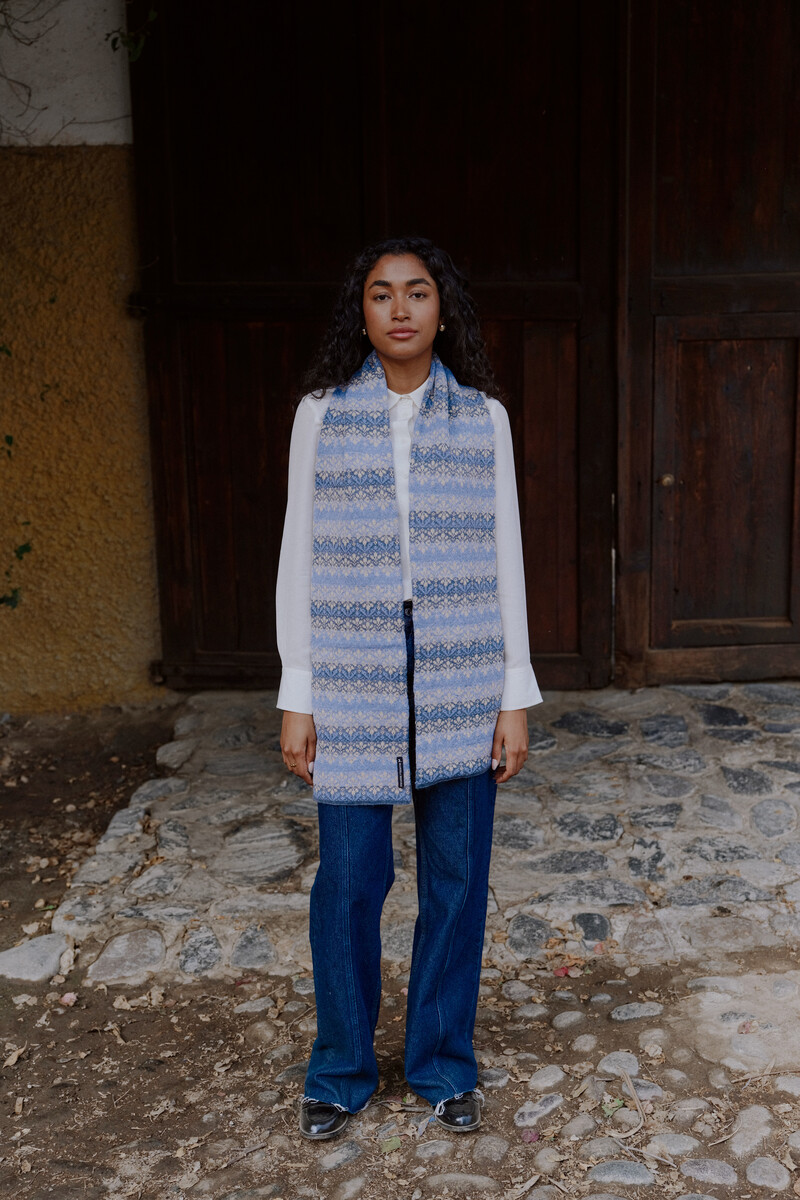 MANUELA BEDFORD Alma Scarf Light Blue | Gedistingeerde Sjaal van 100% Peruaanse Alpacawol