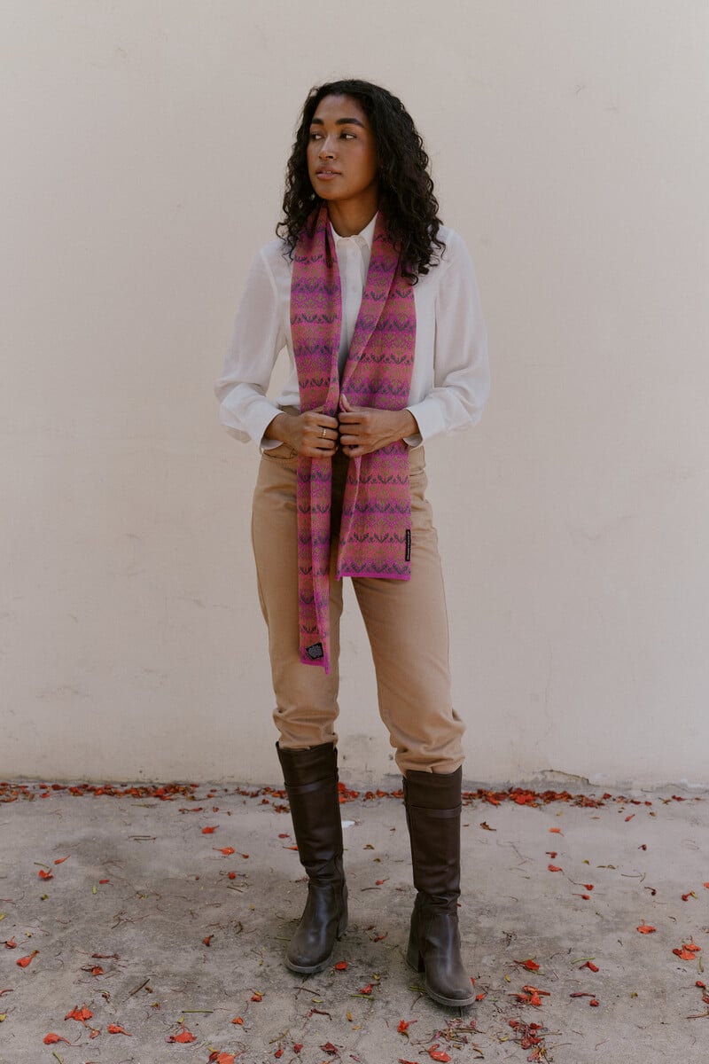 MANUELA BEDFORD Alma Scarf Fuchsia | Kleurrijke Sjaal van 100% Peruaanse Alpacawol
