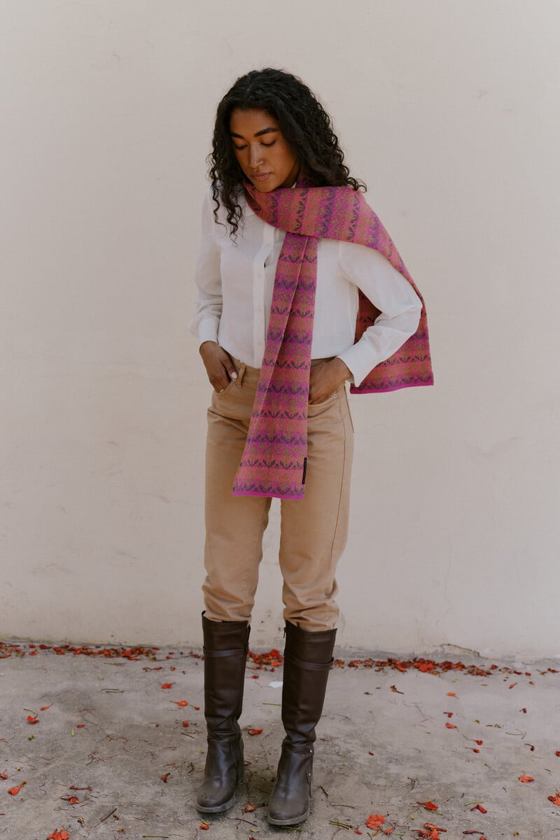 MANUELA BEDFORD Alma Scarf Fuchsia | Kleurrijke Sjaal van 100% Peruaanse Alpacawol