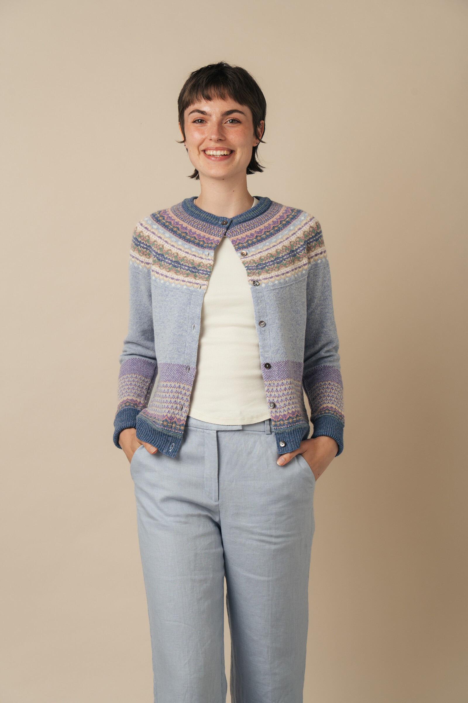 Eribé Eribé Alpine Cardigan Dove | Gilet Gris Clair à 96% de Laine Mérinos Douce et à 4% de Laine Angora