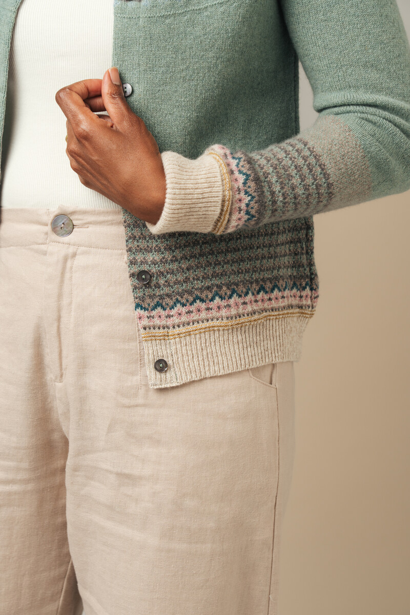 Eribé Alpine Cardigan Sage | Hellgrüne Strickjacke aus 96% Weicher Merinowolle und 4% Angorawolle