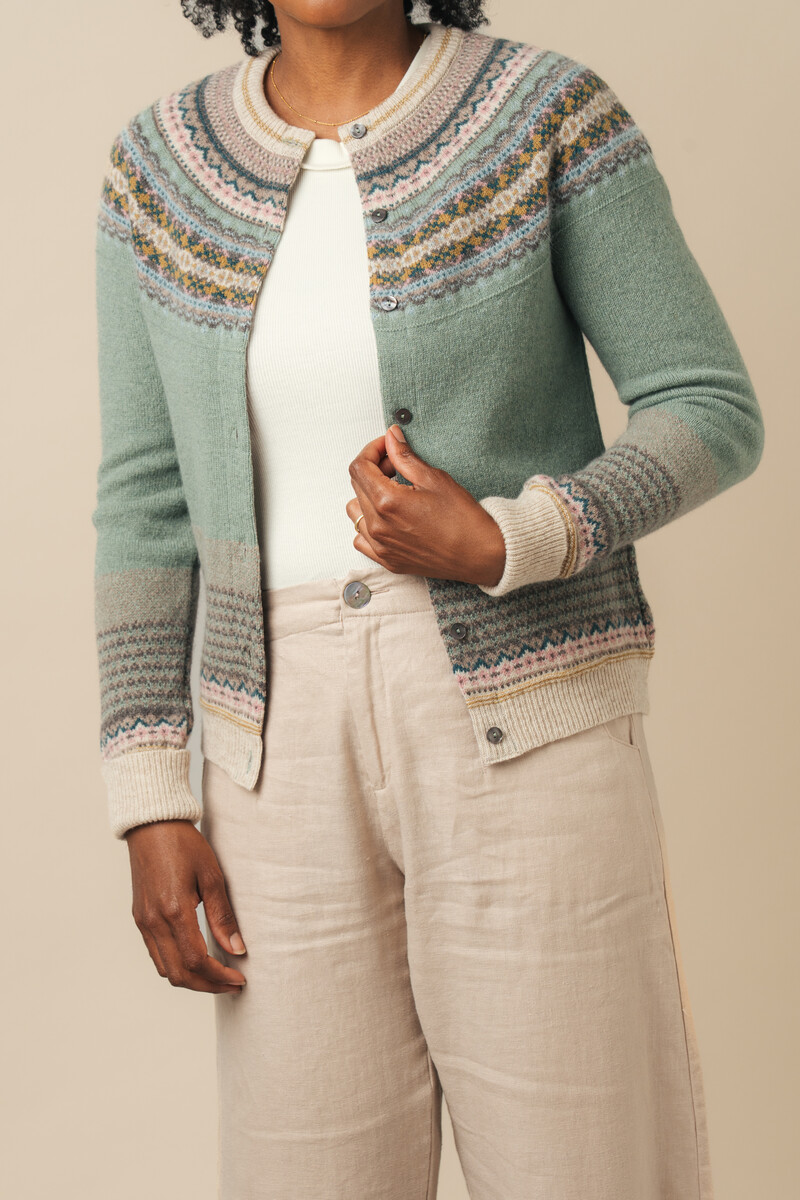 Eribé Alpine Cardigan Sage | Hellgrüne Strickjacke aus 96% Weicher Merinowolle und 4% Angorawolle
