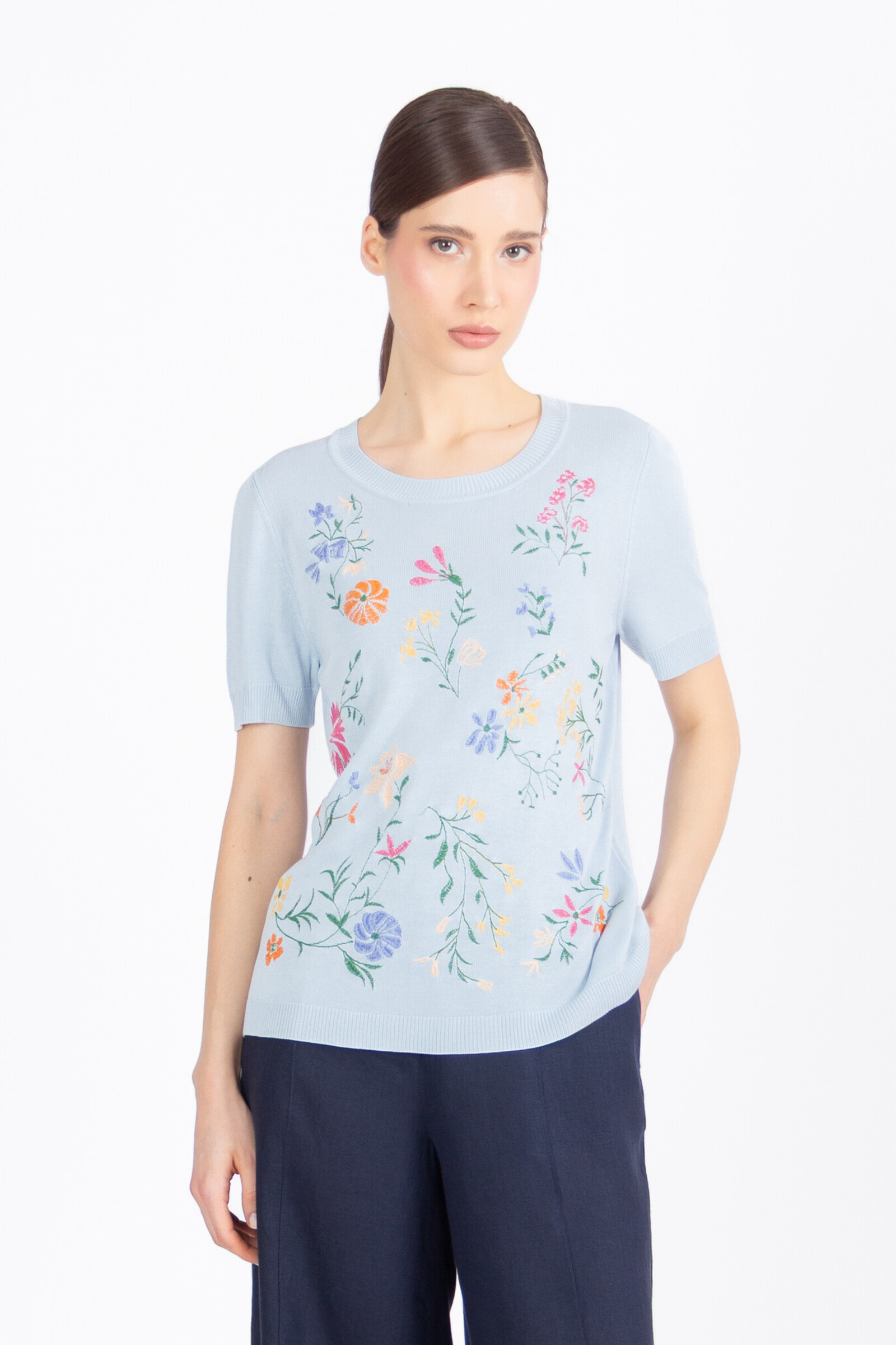 IVKO  Woman IVKO - Pullover with Embroidery Floral Pattern Sky | Lichtblauw Zomers Shirt met Kleurrijke Geborduurde Bloemen
