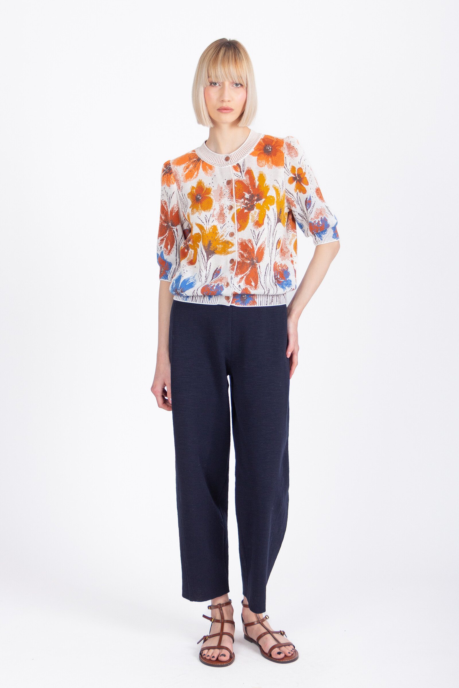 IVKO  Woman IVKO - Short Sleeve Cardigan Floral Pattern White Coffee | Verleidelijk Beige Vest met Kleurrijke Bloemen