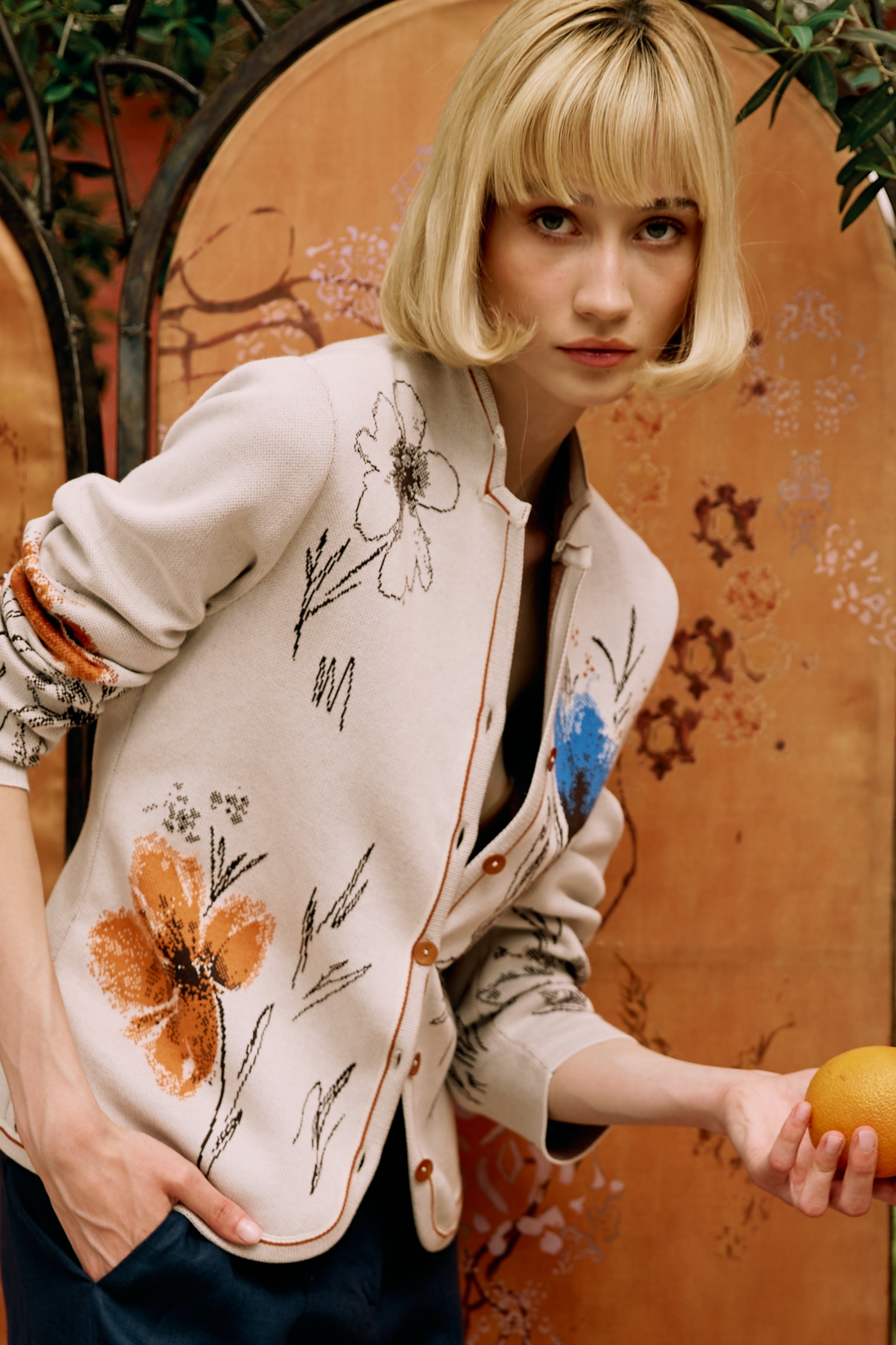 IVKO  Woman IVKO - Jacquard Jacket Floral Pattern White Coffee | Verleidelijk Beige Vest met Kleurrijke Bloemen