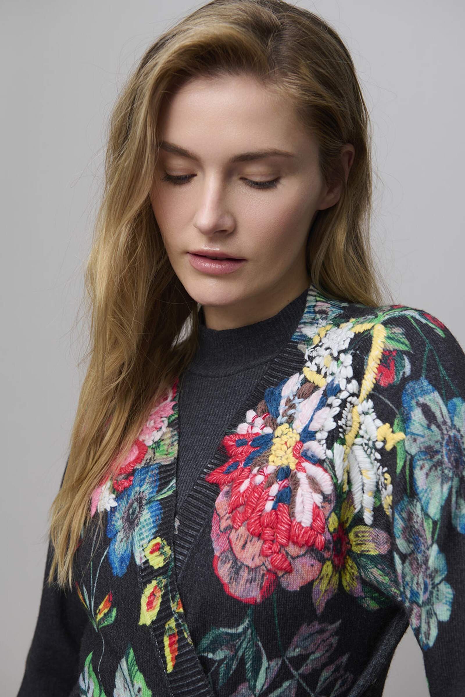 Aldo Martins  Aldo Martins - Embroidered Cardigan Black | Geraffineerd Fijngebreid Vest van Merinowol en Kasjmier