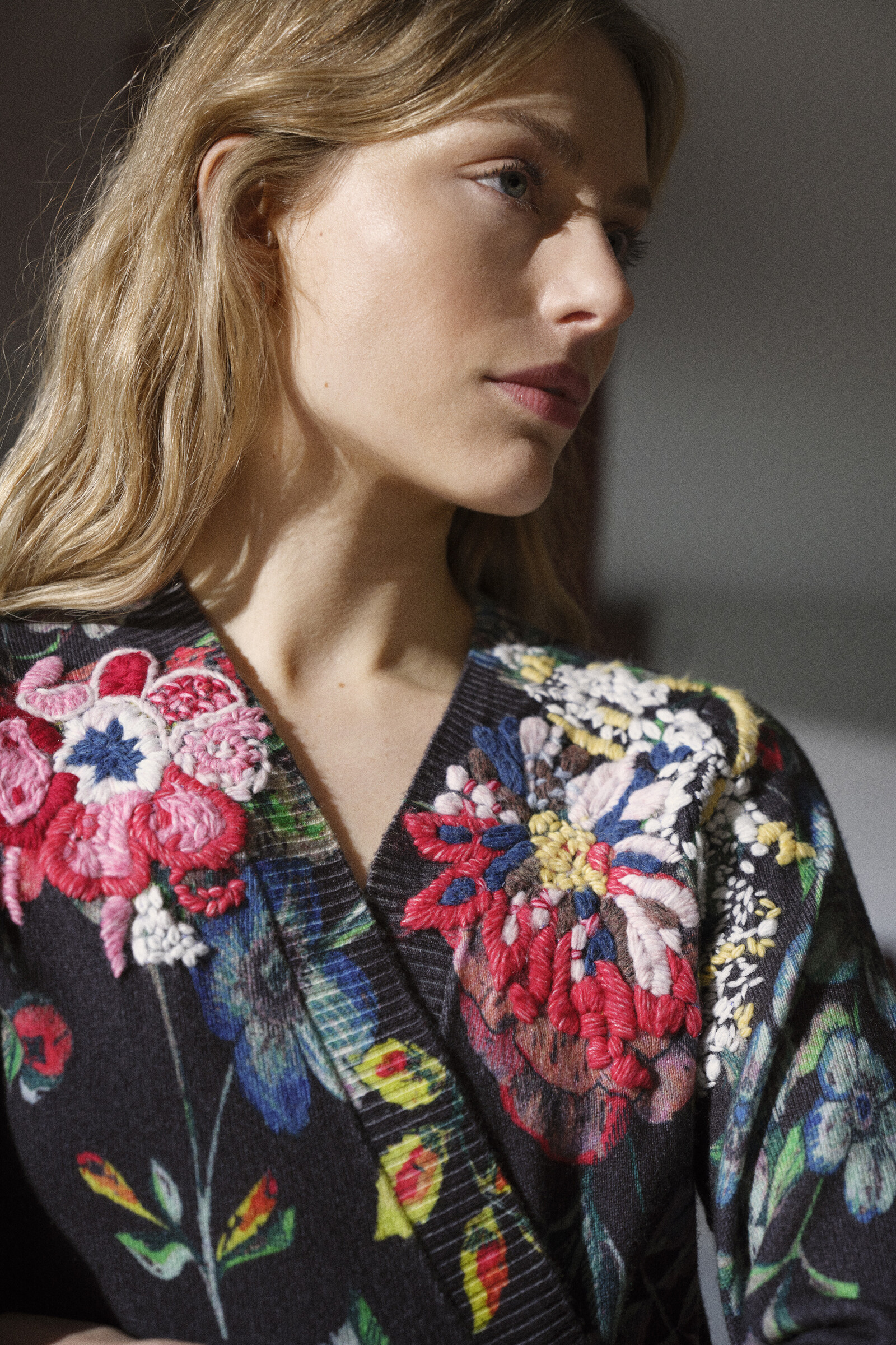 Aldo Martins  Aldo Martins - Embroidered Cardigan Black | Geraffineerd Fijngebreid Vest van Merinowol en Kasjmier