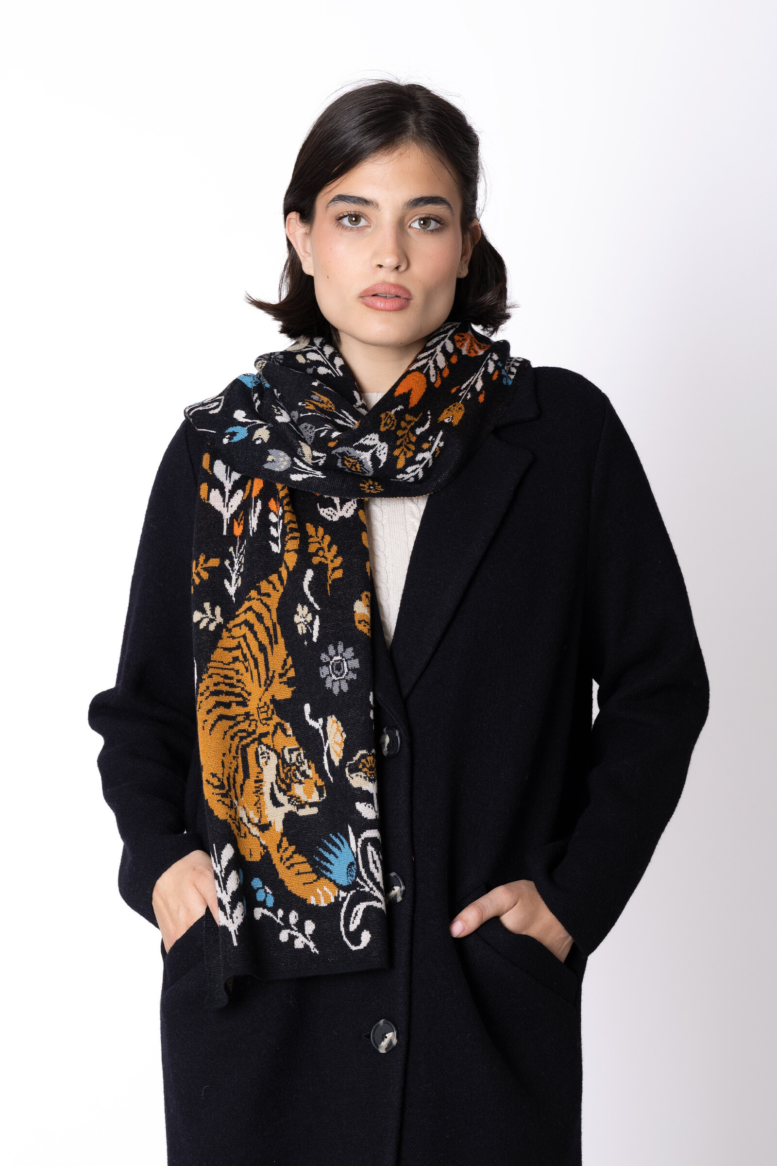 IVKO  Woman IVKO - Scarf Feral Grace Black | Meesterlijke Sjaal van 100% Wol met Tijgerprint