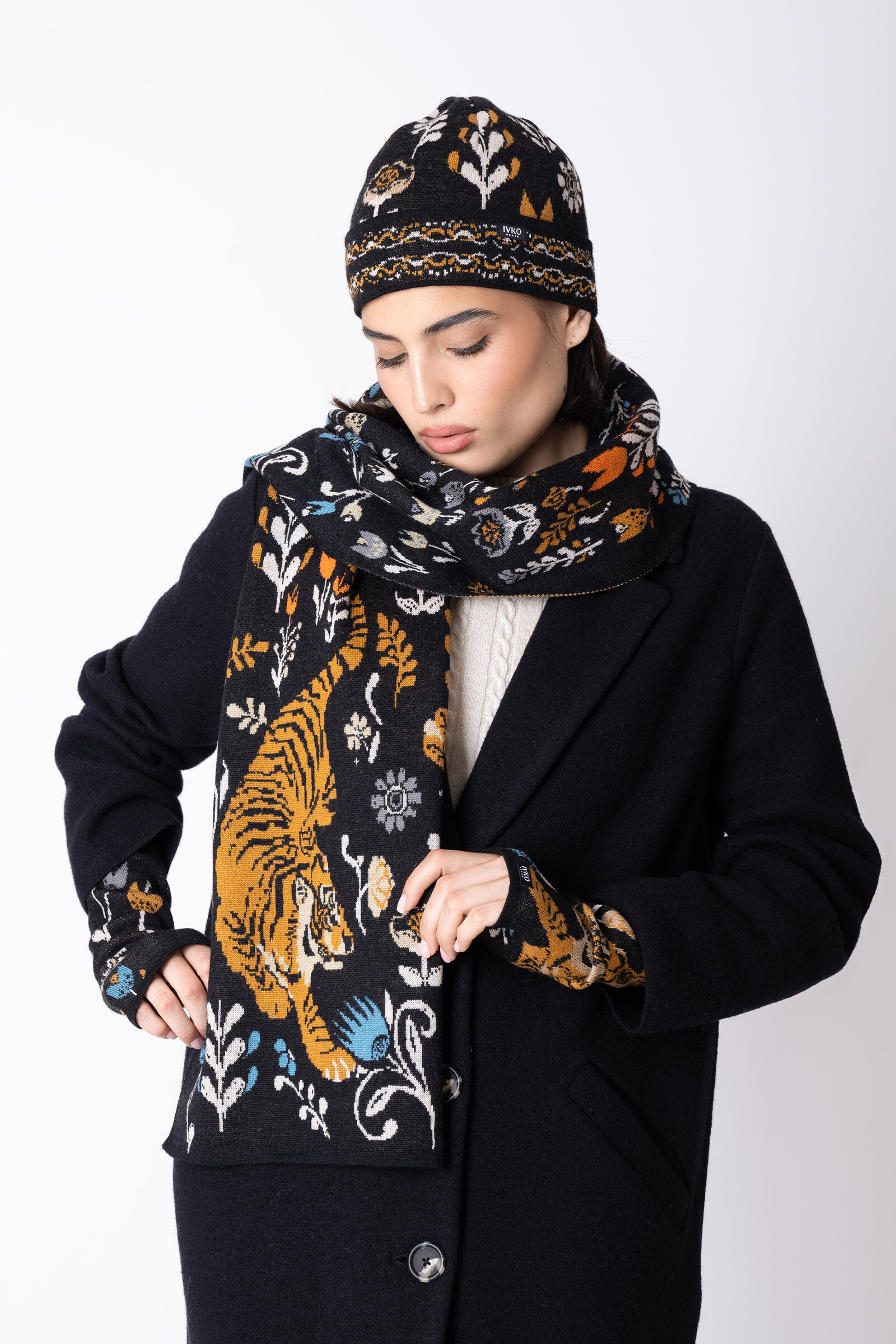 IVKO  Woman IVKO - Scarf Feral Grace Black | Écharpe de Maître en 100 % Laine à Motif Tigre