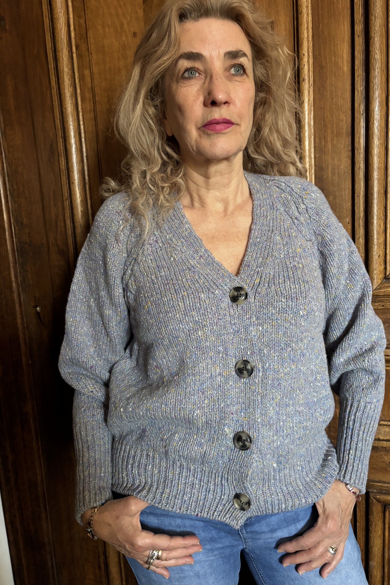 Fisherman Out of Ireland Fisherman Out of Ireland - Donegal Raglan Cable Cardigan Ice Blue | Lichtblauw Vest van 100% Merinowol
