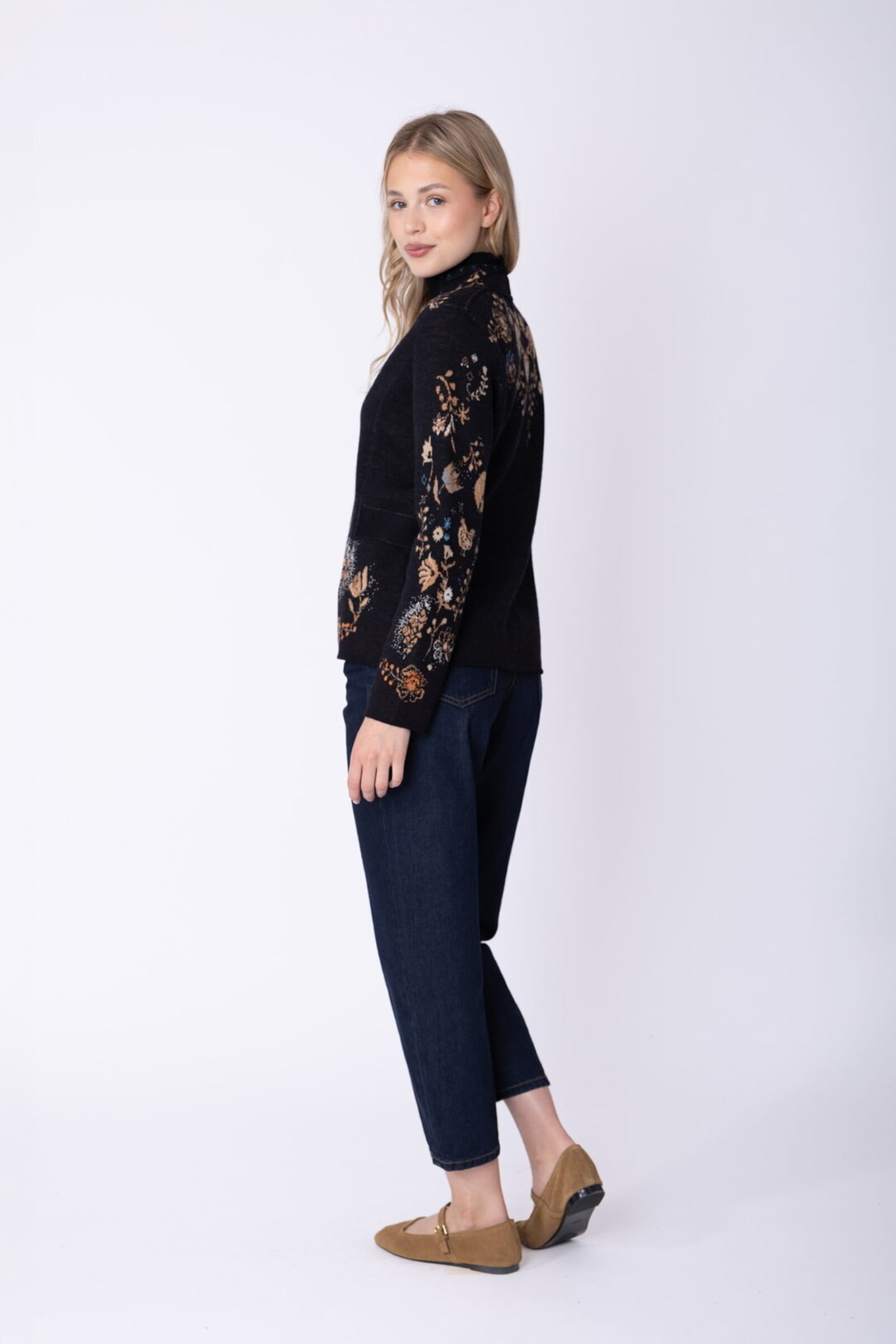 IVKO  Woman IVKO - Knit Jacket Fika Floral Black | Betoverend Vest van 100% Wol