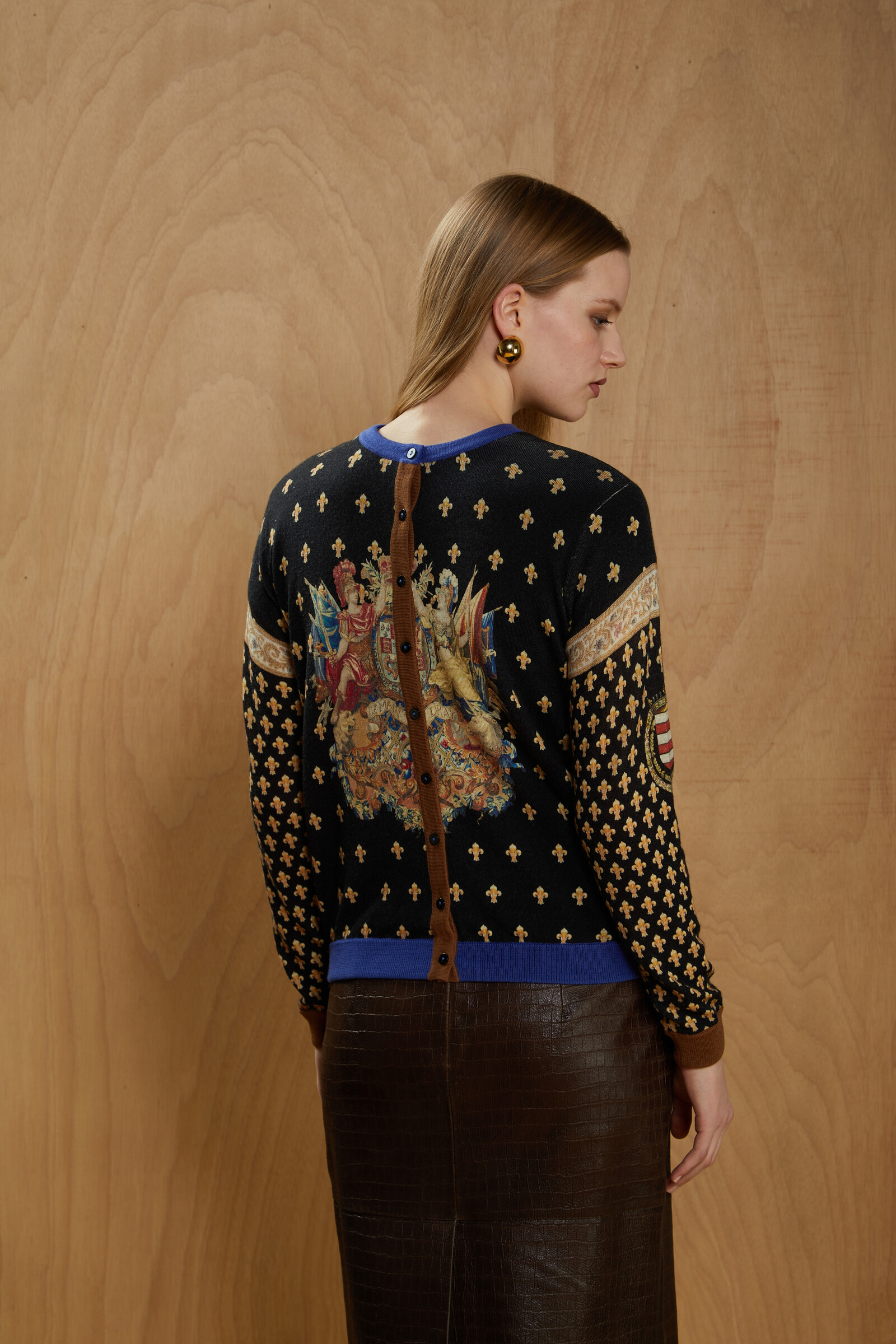 JEi'S JEi'S - Cardigan Coats of Arms Print Black | Stoer Vest van 100% Merinowol met Wapenschilden