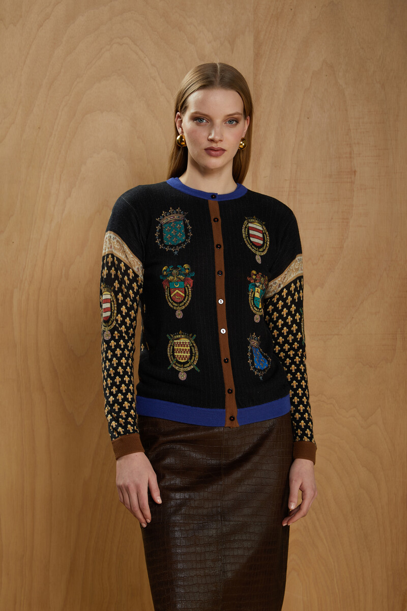 JEi'S - Cardigan Coats of Arms Print Black | Stoer Vest van 100% Merinowol met Wapenschilden