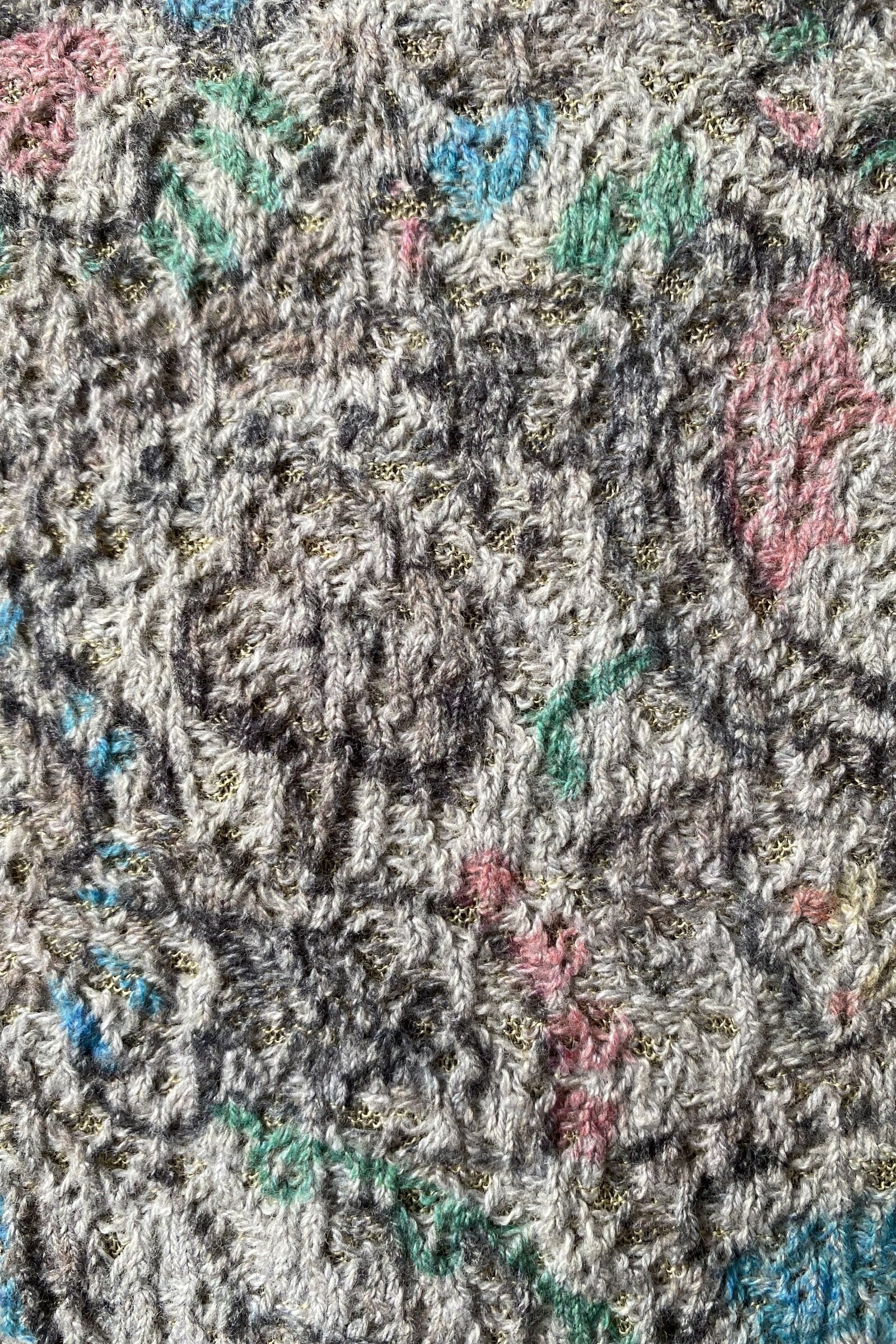 Aldo Martins  Aldo Martins - Flowered Cardigan Grey | Grijs Gemêleerd Vest met Subtiele Goudkleurige Accenten