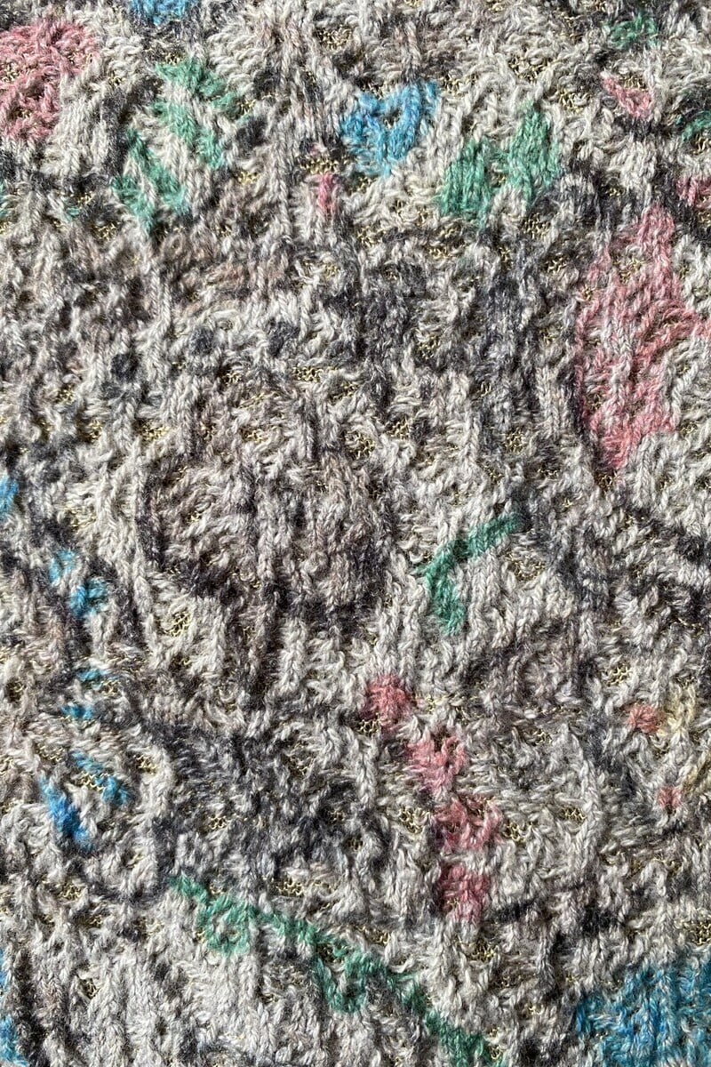 Aldo Martins - Flowered Cardigan Grey | Grijs Gemêleerd Vest met Subtiele Goudkleurige Accenten