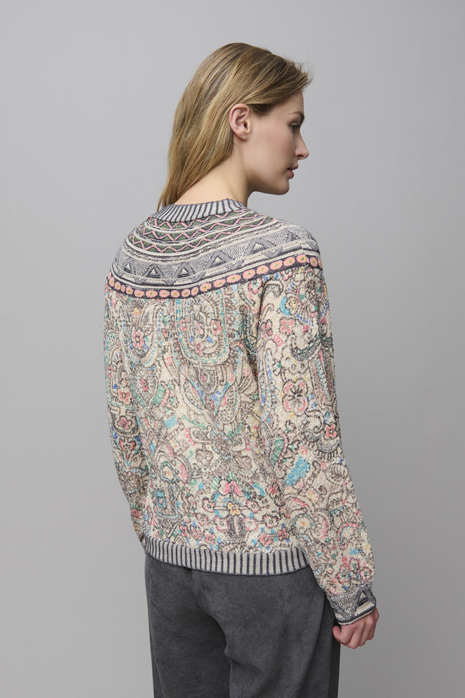 Aldo Martins  Aldo Martins - Flowered Sweater Vanilla | Roomwitte Trui met Subtiele Goudkleurige Accenten