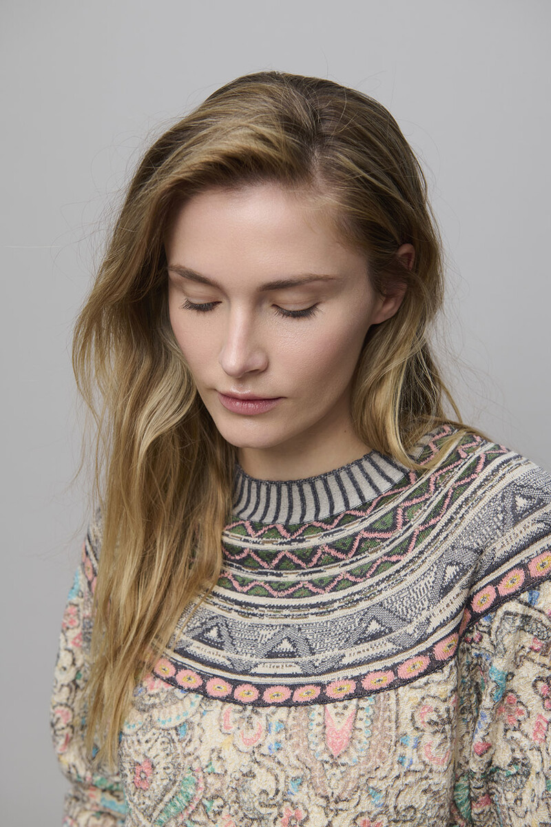 Aldo Martins - Flowered Sweater Vanilla | Roomwitte Trui met Subtiele Goudkleurige Accenten